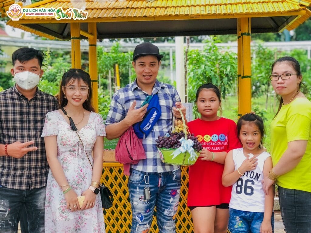 Trải nghiệm thu hoạch, thưởng thức nho tại Suối Tiên Farm